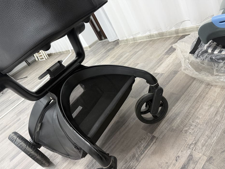 Ofer spre vanzare Carucior negru Hot Mom 3in1 Negociabil