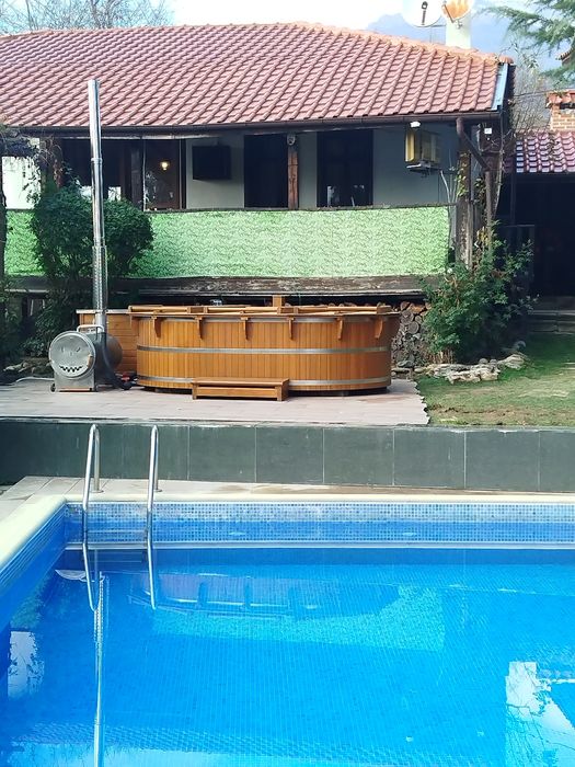 Дървен басейн,изграден изцяло от дърво,може и дюзи за джакузи