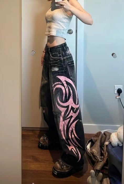 джинсы с розовым принтом