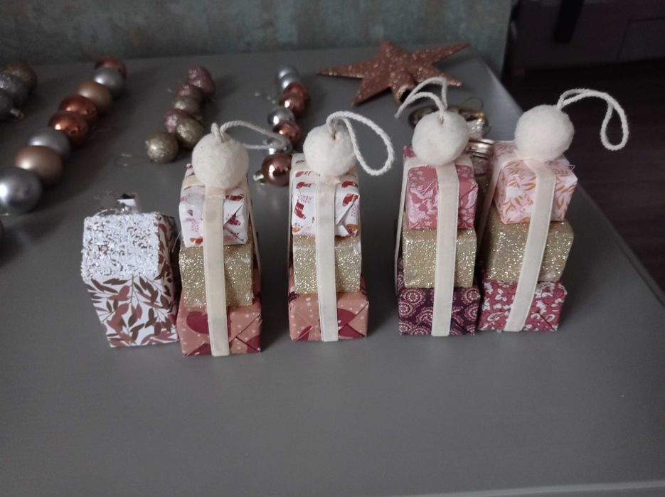 Brad artificial 210 cm cu podoabe deosebite