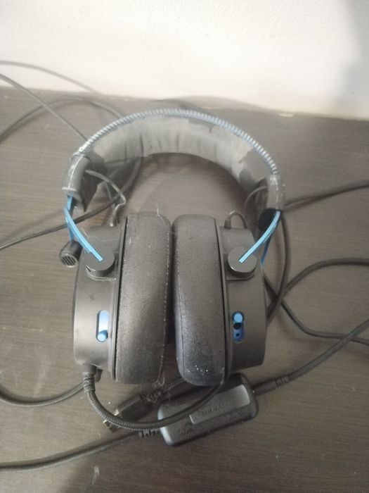 Это игровая гарнитура HyperX Cloud Alpha S (Black-Blue).