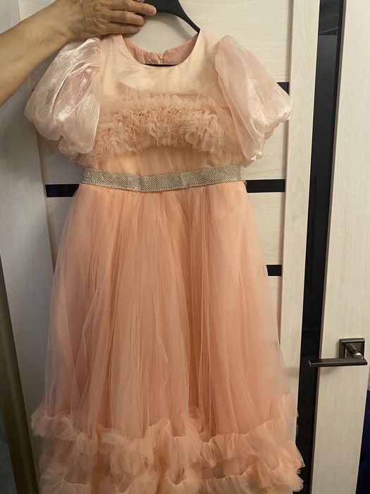 Продается красивое платье на 7-8 лет