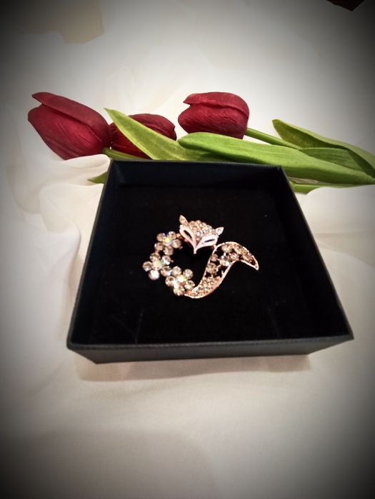 Брошки в луксозна кутия