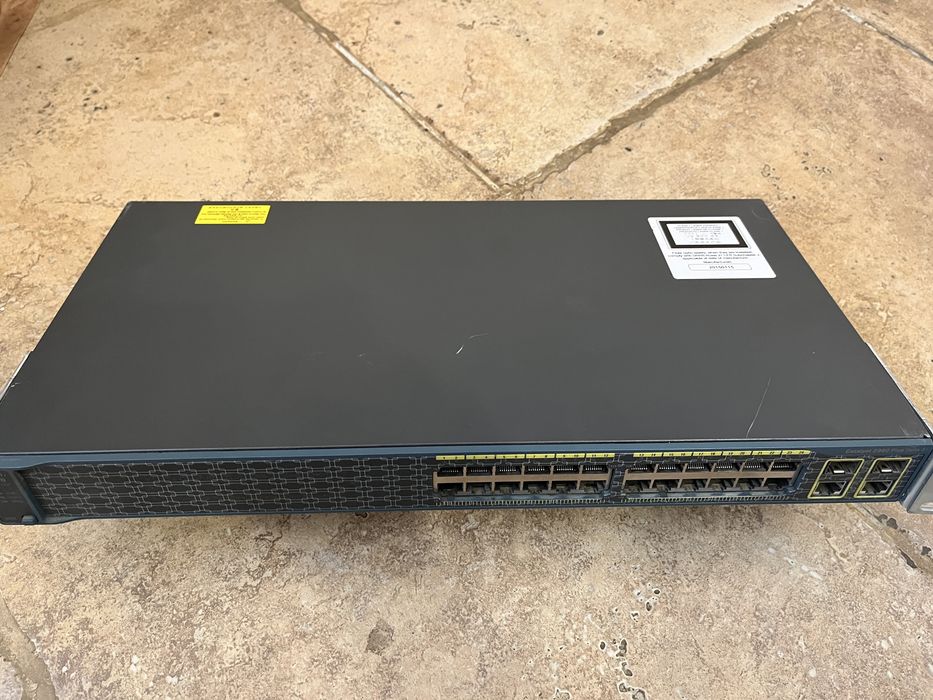 Switch Cisco Catalyst 2960 24 porturi