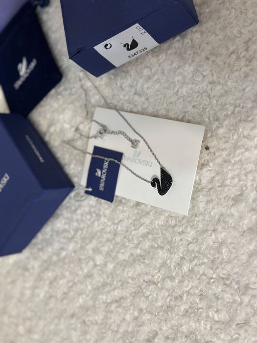 Lantisor Swarovski lebada medie neagra cu argintiu