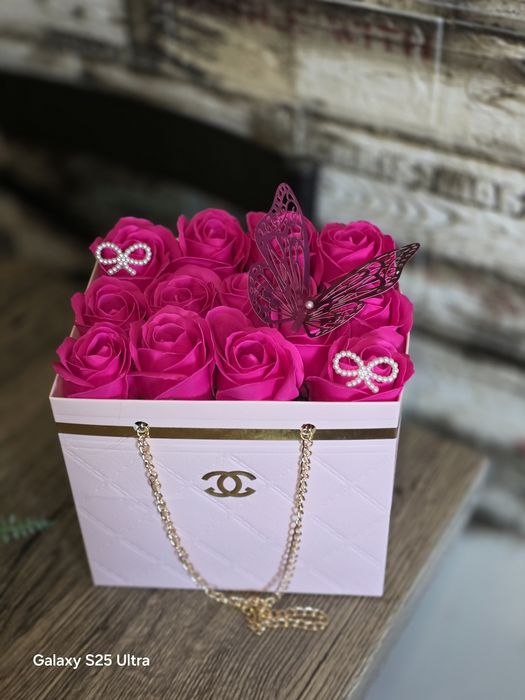 Cutie cu trandafiri din sapun