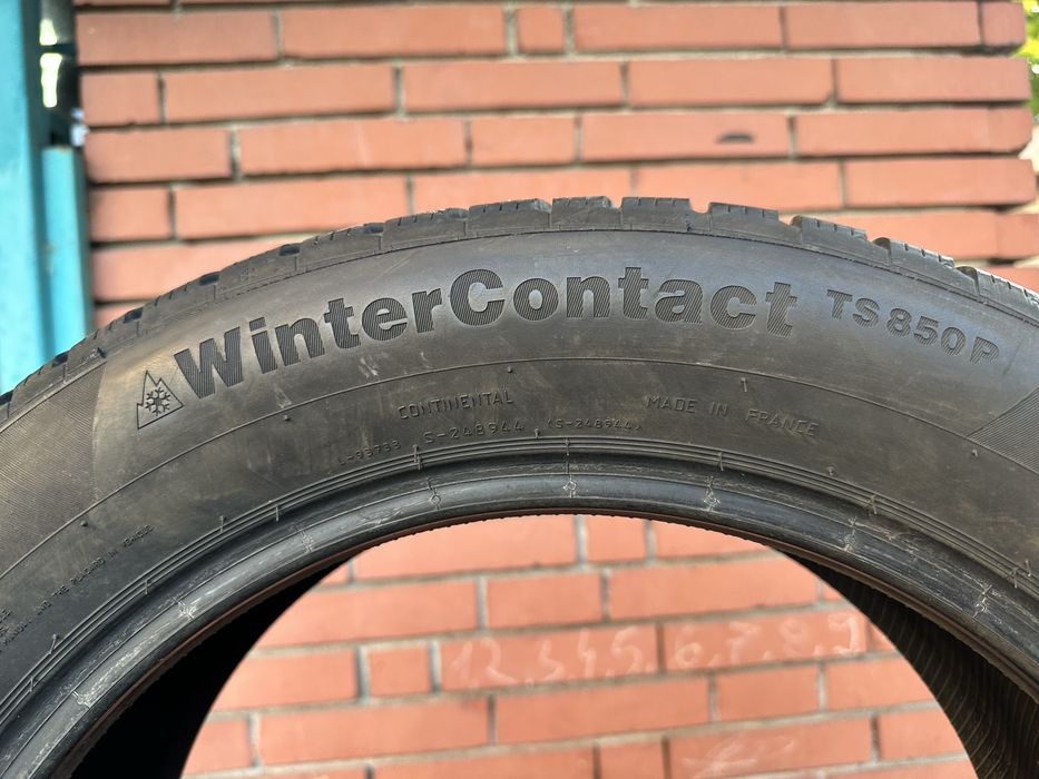 Продавам 4бр. (2бр. + 2бр. ) Зимни гуми 215/55/17 Continental / Континентал