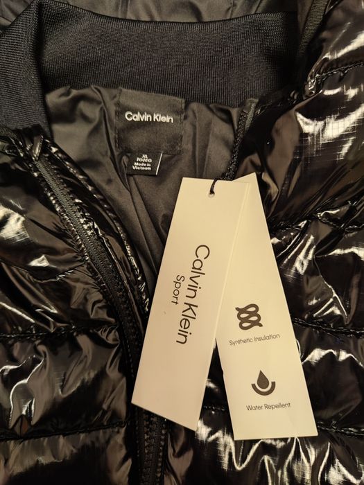 Продам фирменную куртку Calvin Klein.