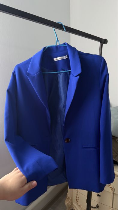 Әртүрлі түсте пиджактар бар