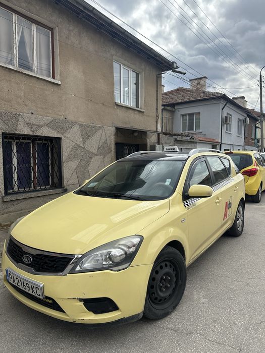 Лек автомобил KIA CEED  Жълта