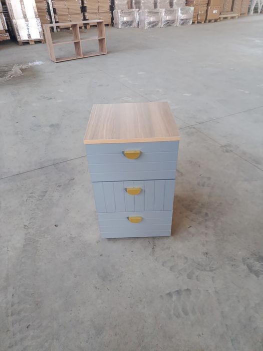 Продам тумбу с 3 ящиками