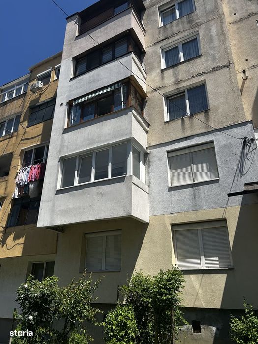 Apartament decomandat, etaj 1, izolat cu balcon inchis, Baragan.