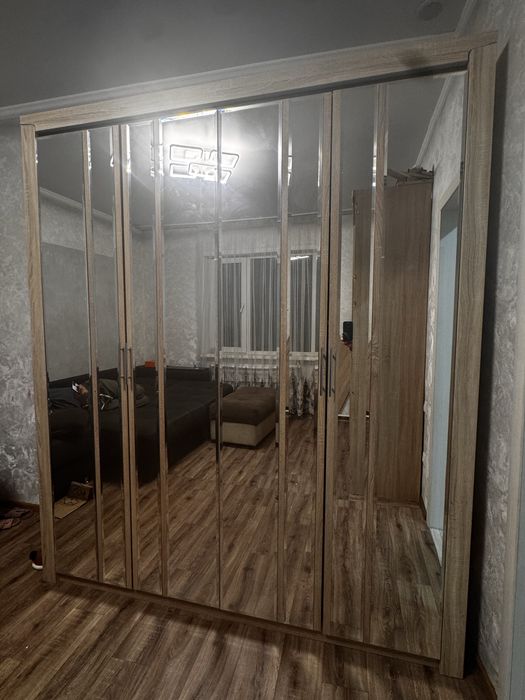 Продам шкаф 4х дверный . С зеркалами