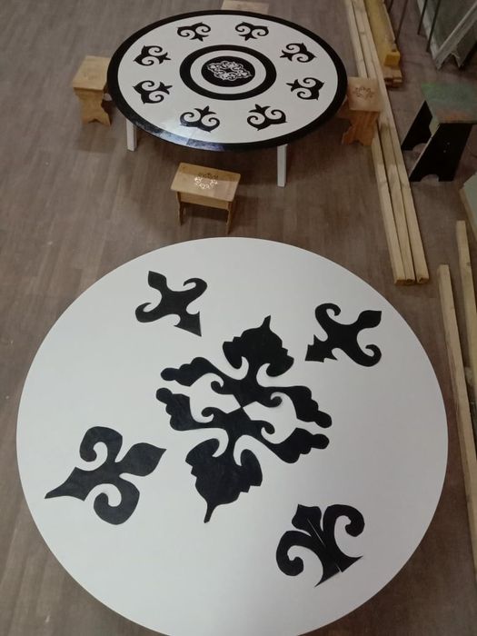 Столы круглые с национальным орнаментом