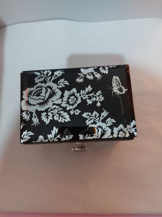 Шкатулка из стекла.