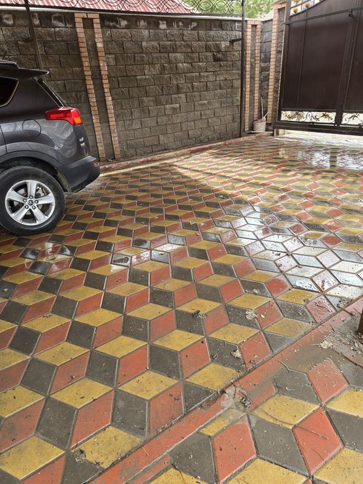 Брусчатка б/у в хорошем состоянии. Толщина 7см. Около 300кв.м Самовыв.