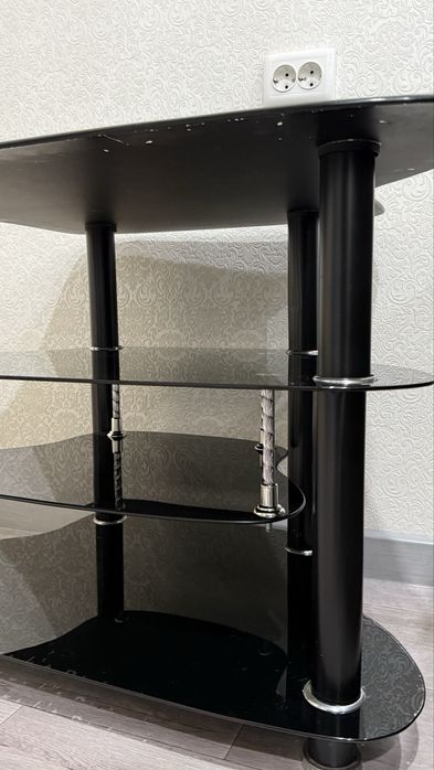 Продам стеклянный столик под телевизор