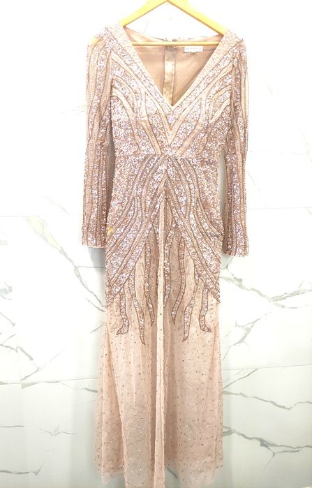 Официална рокля в цвят Нюд достойна за червения килим с блясъци