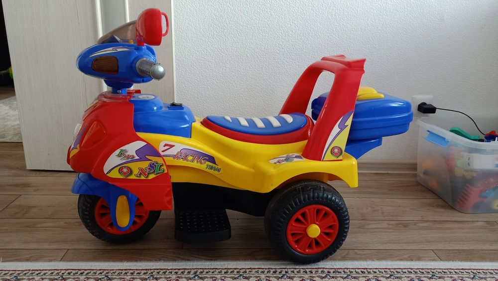 Продам детский столик, мотоцикл и коляску