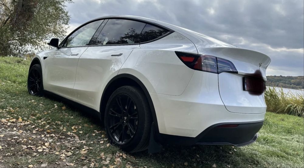 Tesla model Y 2023
