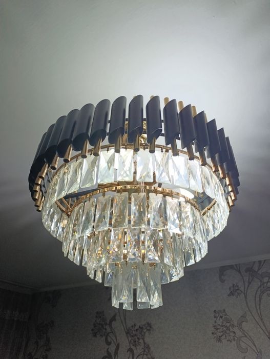 Люстра сатылады.срочно.бағасы 18000  теңге.9-лампалық