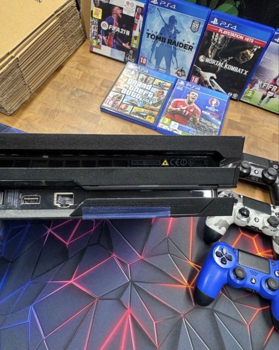 PS4 Pro 1TB 3 controllere