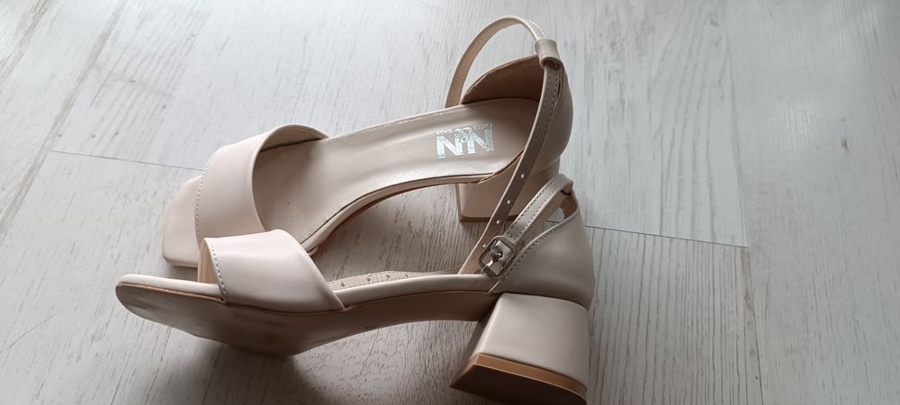 Елегантни сандали