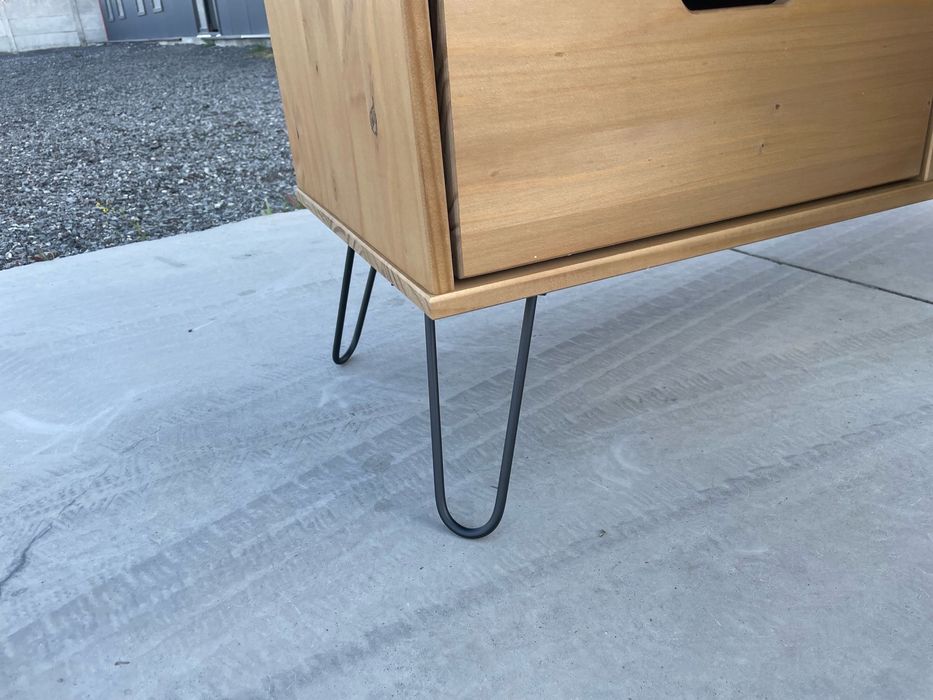 Comodă din lemn masiv cu picioare metalice – Design industrial modern