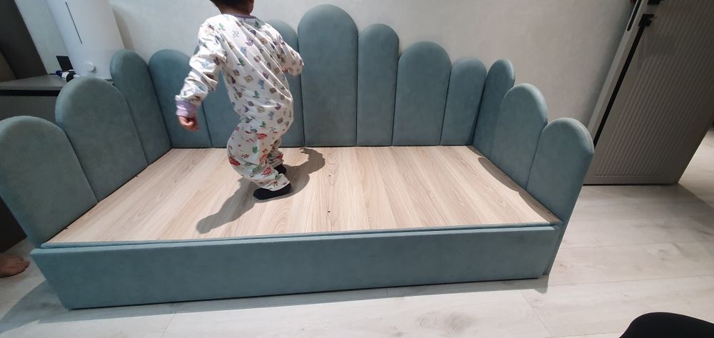 Диван болалар учун сотилади