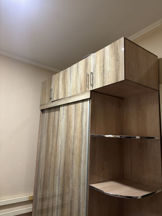 Стол и стул, кухонный шкаф, шкаф для одежды,маникюрный стол и сухожар