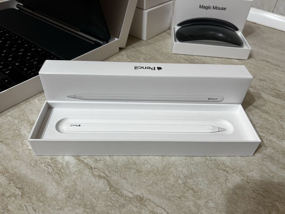 IPad Pro 12.9 inch 5th generation - 256GB+ Magic Keyboard+ Magic Mouse