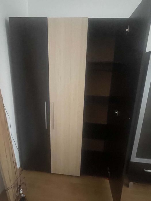 Продавам гардероб с три врати в отлично състояние, без забележки