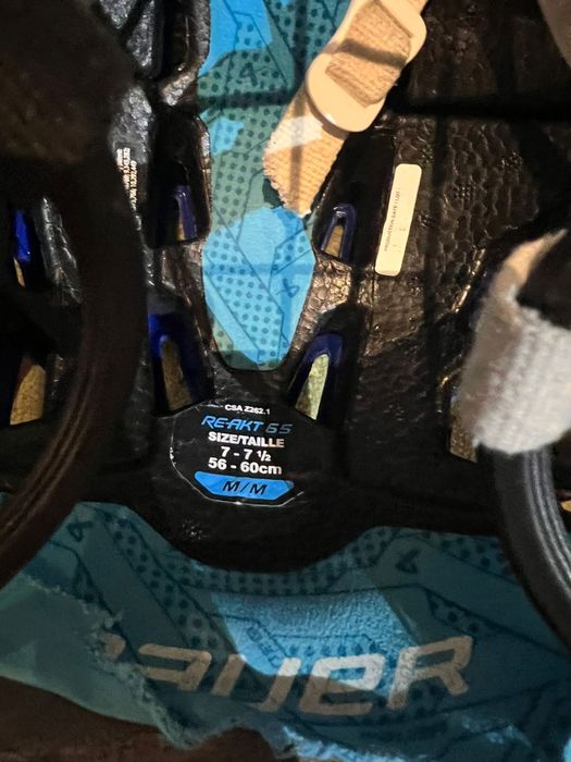 Хоккейный шлем синий и черный