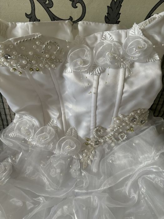 Платье для девочки, новое с этикеткой. На праздники.