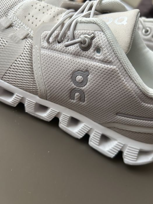 On маратонки в бяло