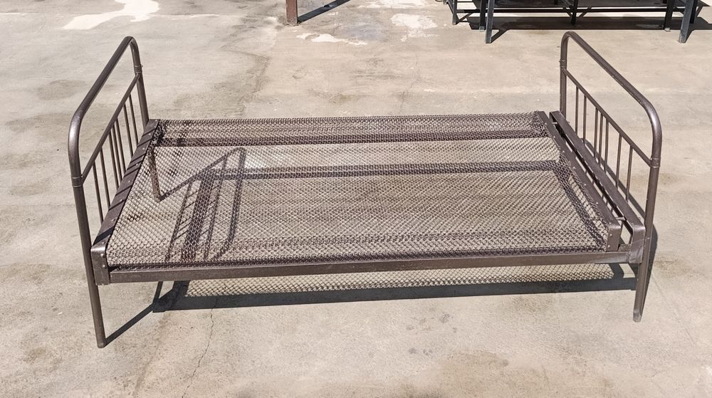 Железная кровать