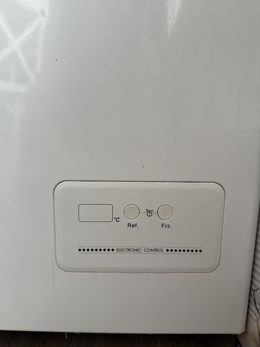 Морозильник и охлаждает