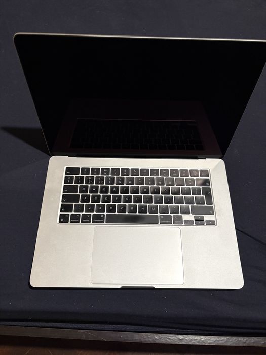 MacBook Air 15” M3 (2024) — 16GB / 512GB