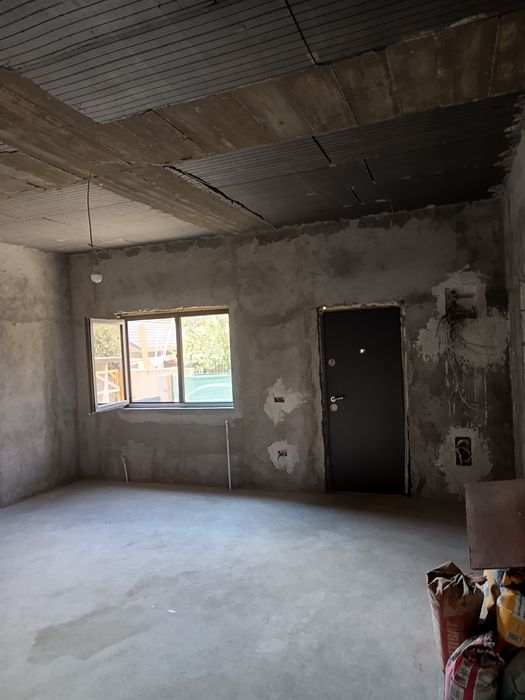Casa de vânzare, parter , 72 mp amprenta casei , 493 mp curtea