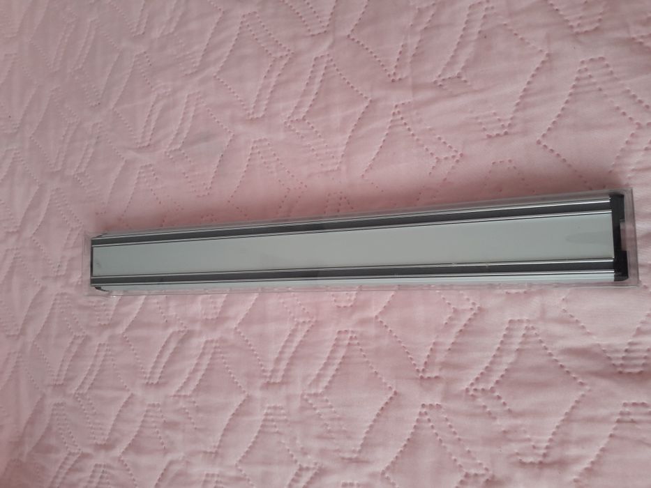 Suport magnetic pentru cutite