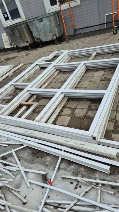 Пластиковые двери с косяками