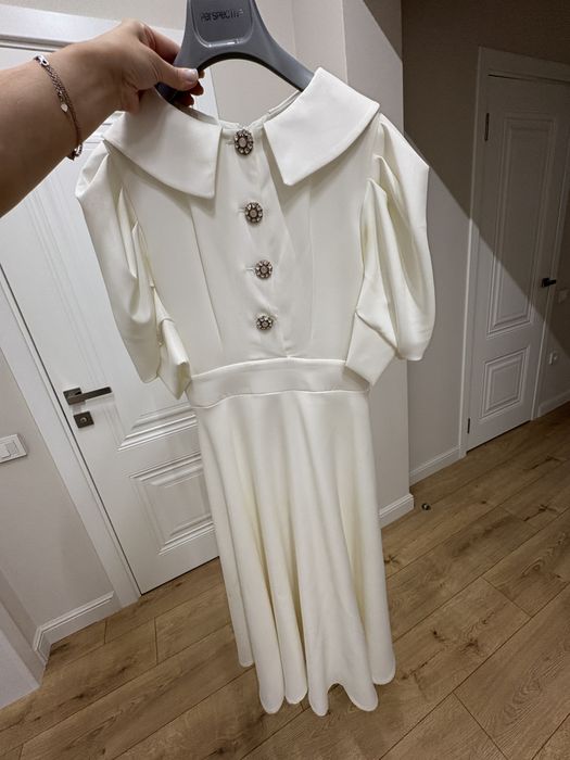 Нарядное белое платье