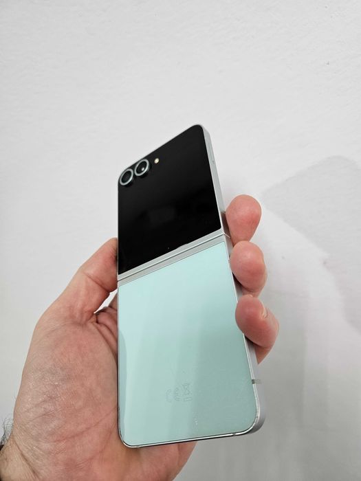 Samsung Galaxy Z flip 6 256 gb 12 Gb impecabil.