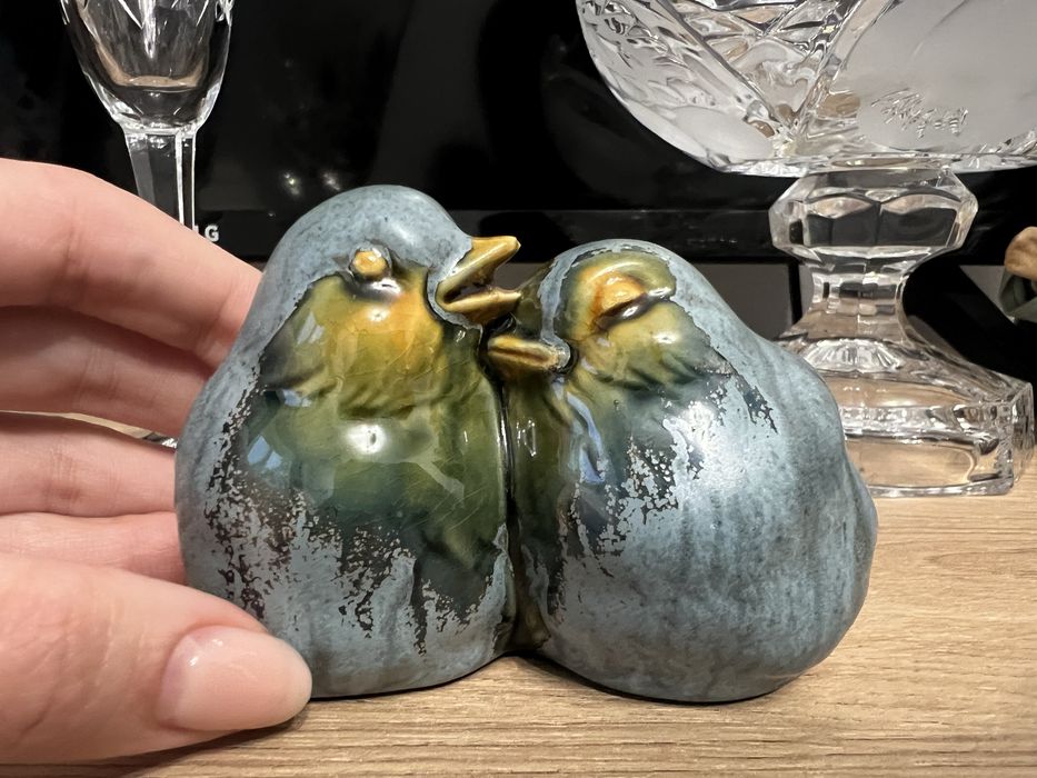 Bibelou ceramic – păsări îmbrățișate