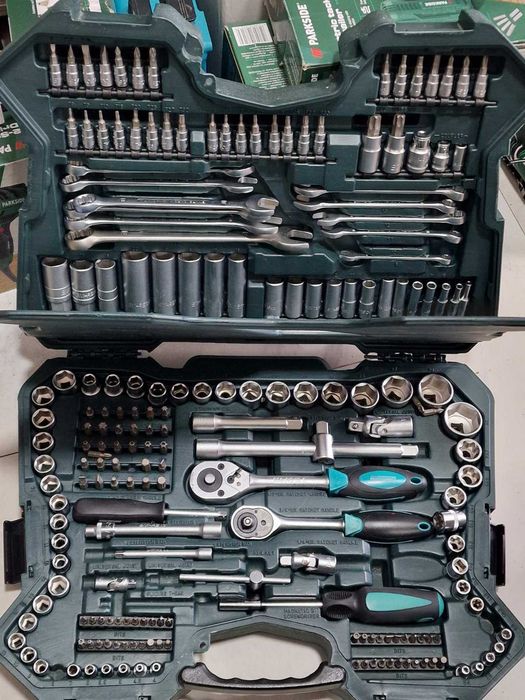 Гедоре комплект тресчотки с вложки и ключове- 215 части