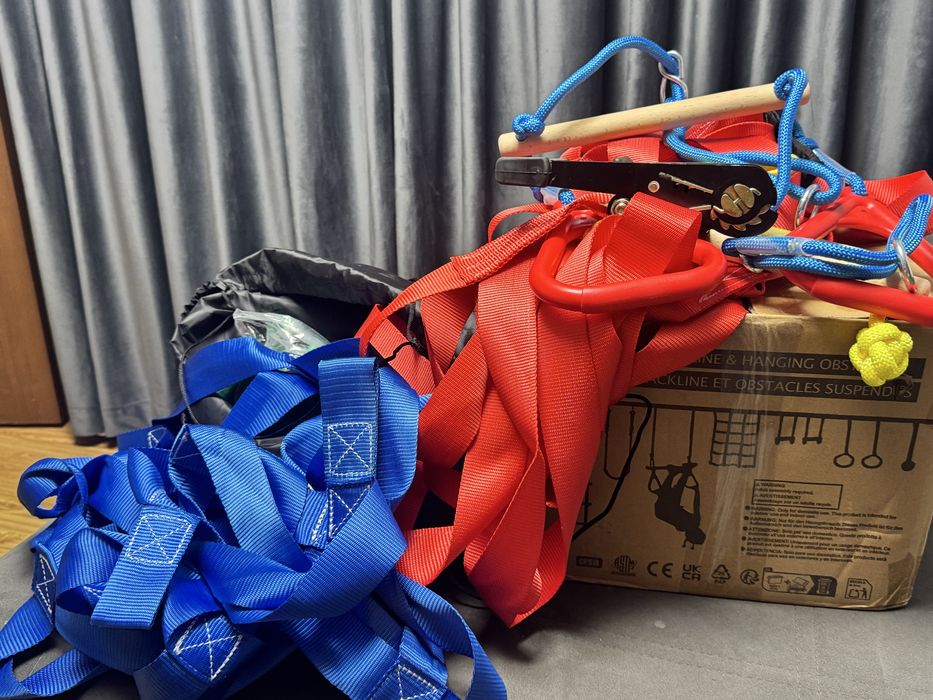 set de traseu cu obstacole și slackline pentru copii (tip Ninja Slackline), ideal pentru montarea în curte între doi copaci