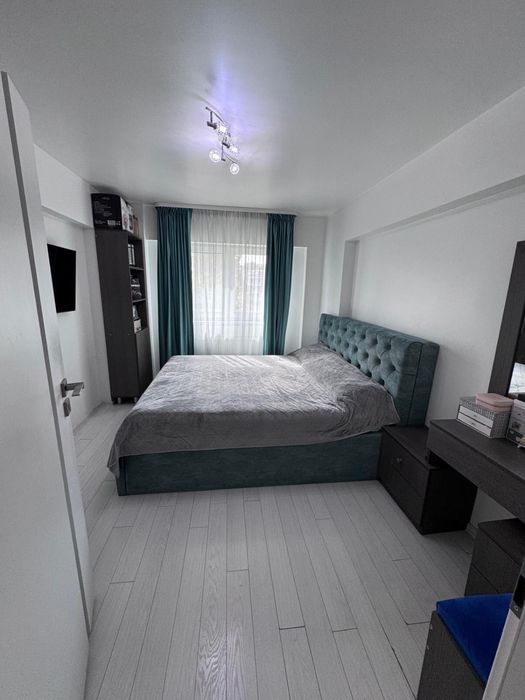 Vand apartament 3 camere renovat partial mobilat.