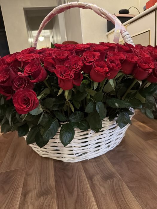 Красные розы корзина 501