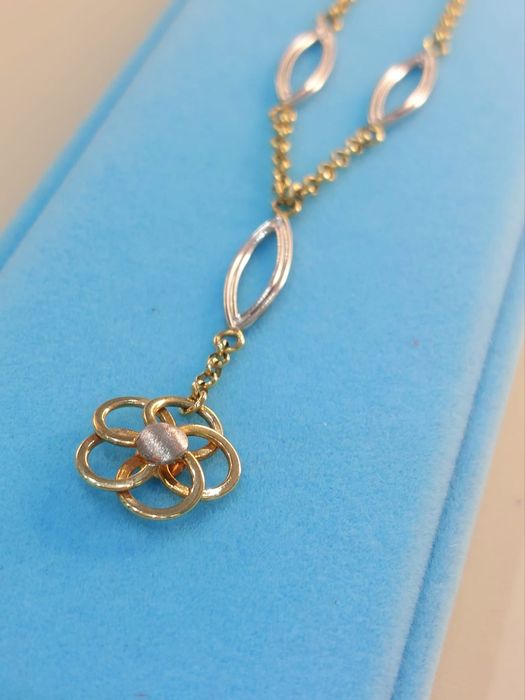 Красивое золотое колье