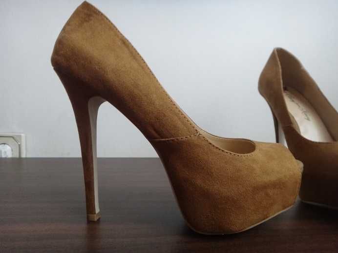 Нови бежови обувки на висок ток и платформа